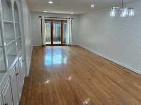 883 Wax Myrtle Ln in Houston, TX - Building Photo