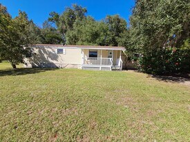 235 Gail Dr in Satsuma, FL - Building Photo