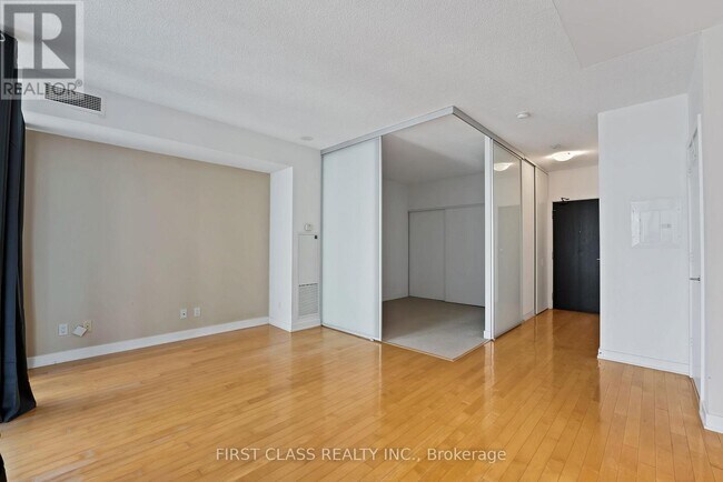 33 Charles St E in Toronto, ON - Building Photo - Building Photo