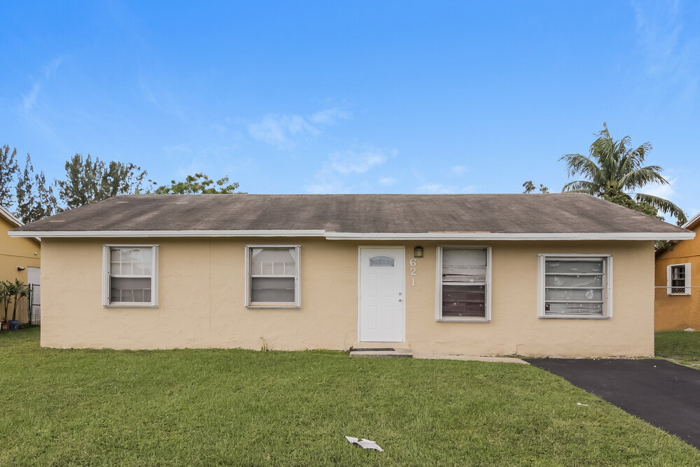 621 SW 83rd Ave in North Lauderdale, FL - Building Photo