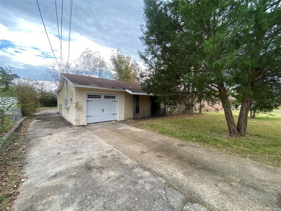 3215 Hackberry Ln in Montgomery, AL - Building Photo