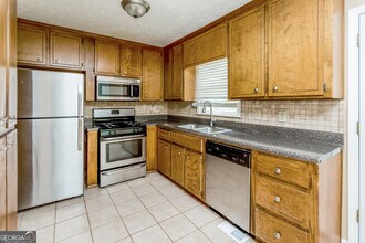 5851 Taylor Creek Dr in Canton, GA - Building Photo - Building Photo