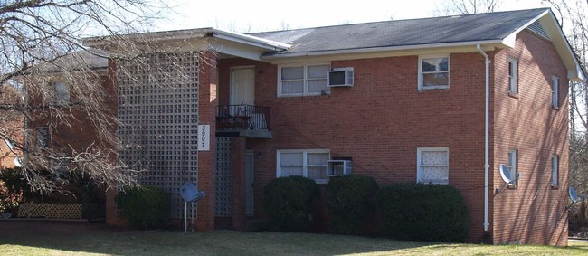 Colonial Estates in Winston-Salem, NC - Foto de edificio - Building Photo