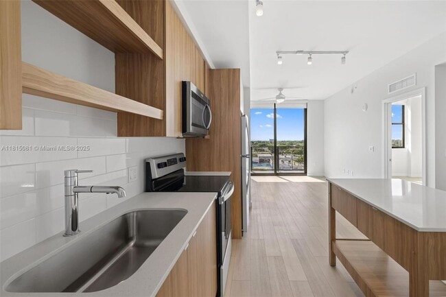 555 NE 8th St, Unit 0528 in Fort Lauderdale, FL - Building Photo - Building Photo
