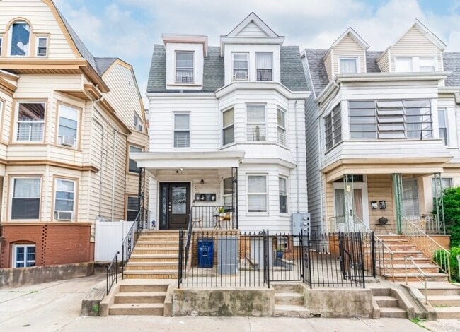 261 Ridge St, Unit #1