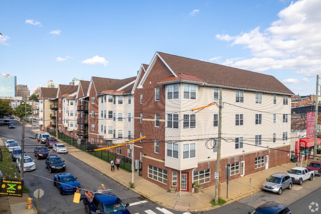 225 W 4th St