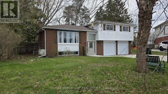 17 Larkdale Crescent in Angus, ON - Building Photo