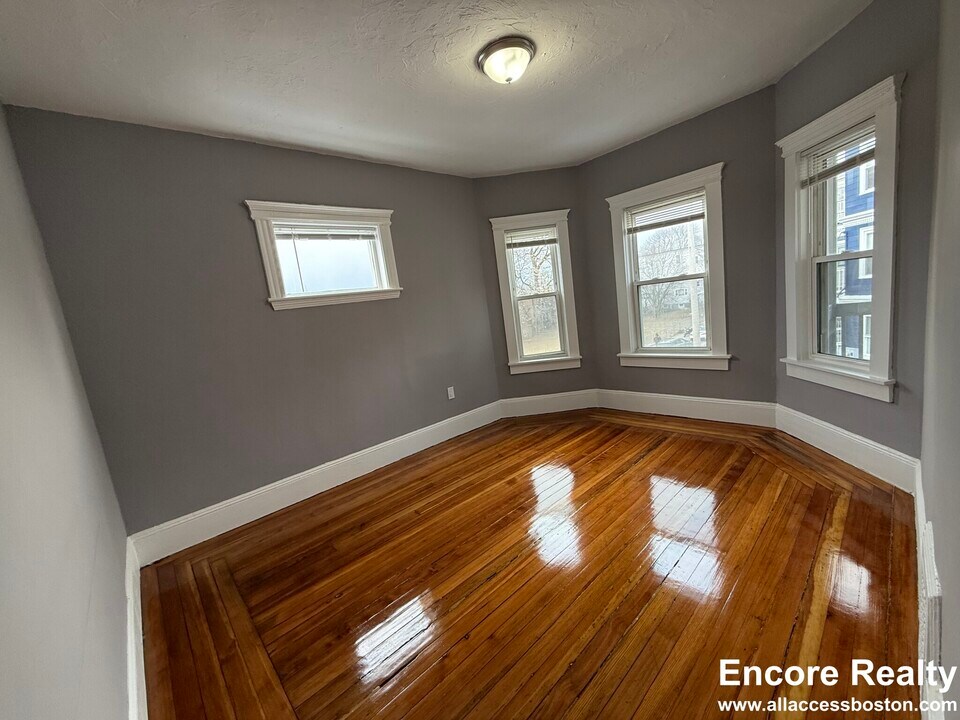 89 Intervale St, Unit 2 in Boston, MA - Foto de edificio