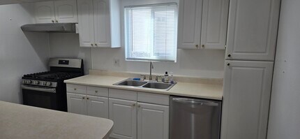 1915 Dufour Ave, Unit 1915 Dufour Apt A in Redondo Beach, CA - Foto de edificio - Building Photo