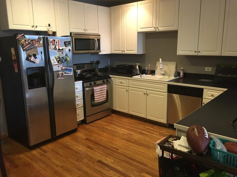 1070 N Milwaukee Ave in Chicago, IL - Building Photo