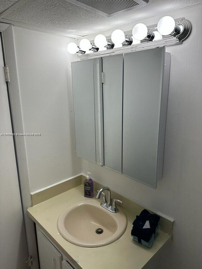 17 NE 2nd Ave in Dania Beach, FL - Building Photo - Building Photo