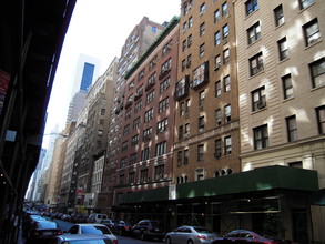 140 W 58th St in New York, NY - Building Photo - Building Photo