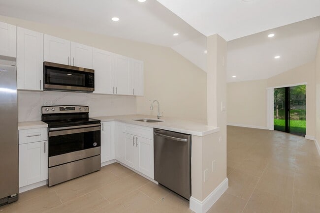 9951 Nob Hill Pl in Sunrise, FL - Building Photo - Building Photo