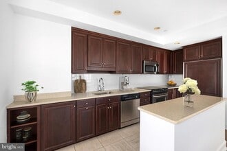 222 W Rittenhouse Square in Philadelphia, PA - Building Photo - Building Photo