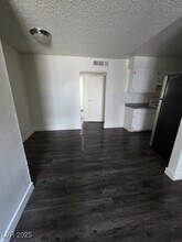 1121 E Desert Inn Rd in Las Vegas, NV - Building Photo - Building Photo