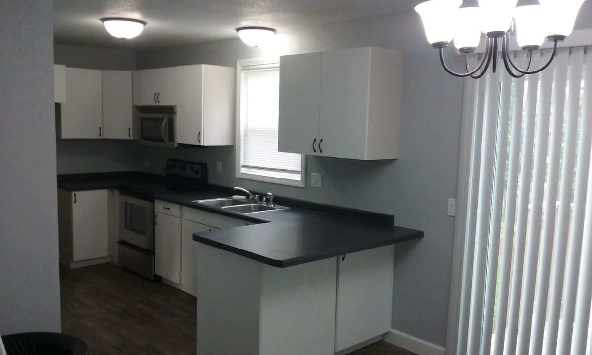 1515 W Veterans Pkwy in Marshfield, WI - Building Photo