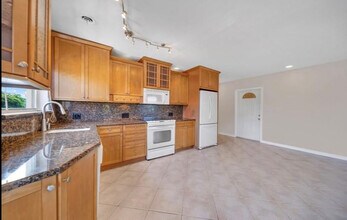 2591 NE 55th Ct in Fort Lauderdale, FL - Building Photo - Building Photo