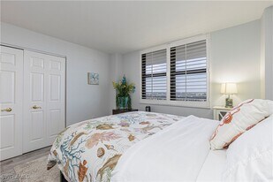 320 Seaview Ct in Marco Island, FL - Building Photo