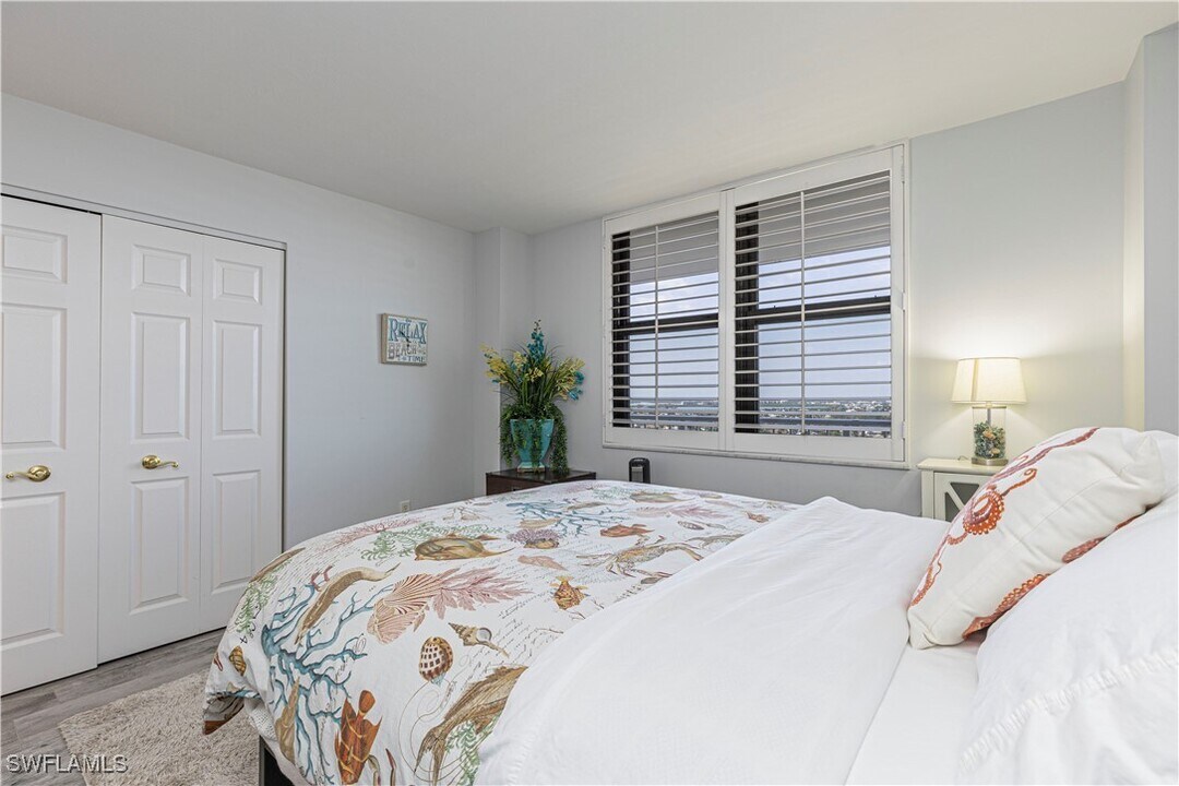 320 Seaview Ct in Marco Island, FL - Building Photo