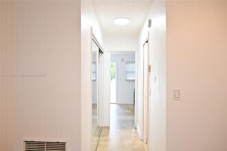 524 Washington Ave, Unit 309 in Miami Beach, FL - Building Photo - Building Photo