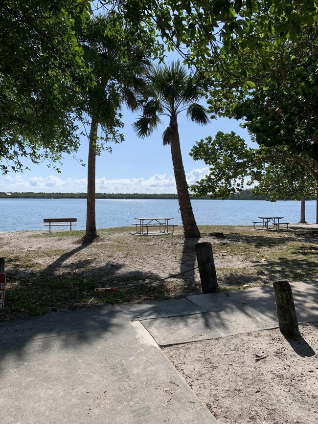 6186 SE Riverboat Dr in Stuart, FL - Foto de edificio - Building Photo