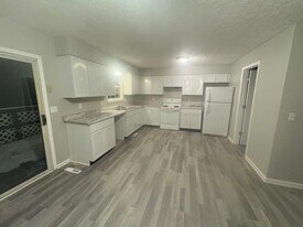 1010 Ryan Ct in Radcliff, KY - Building Photo