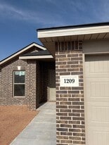 1209 Cottonwood Ave in Wolfforth, TX - Building Photo