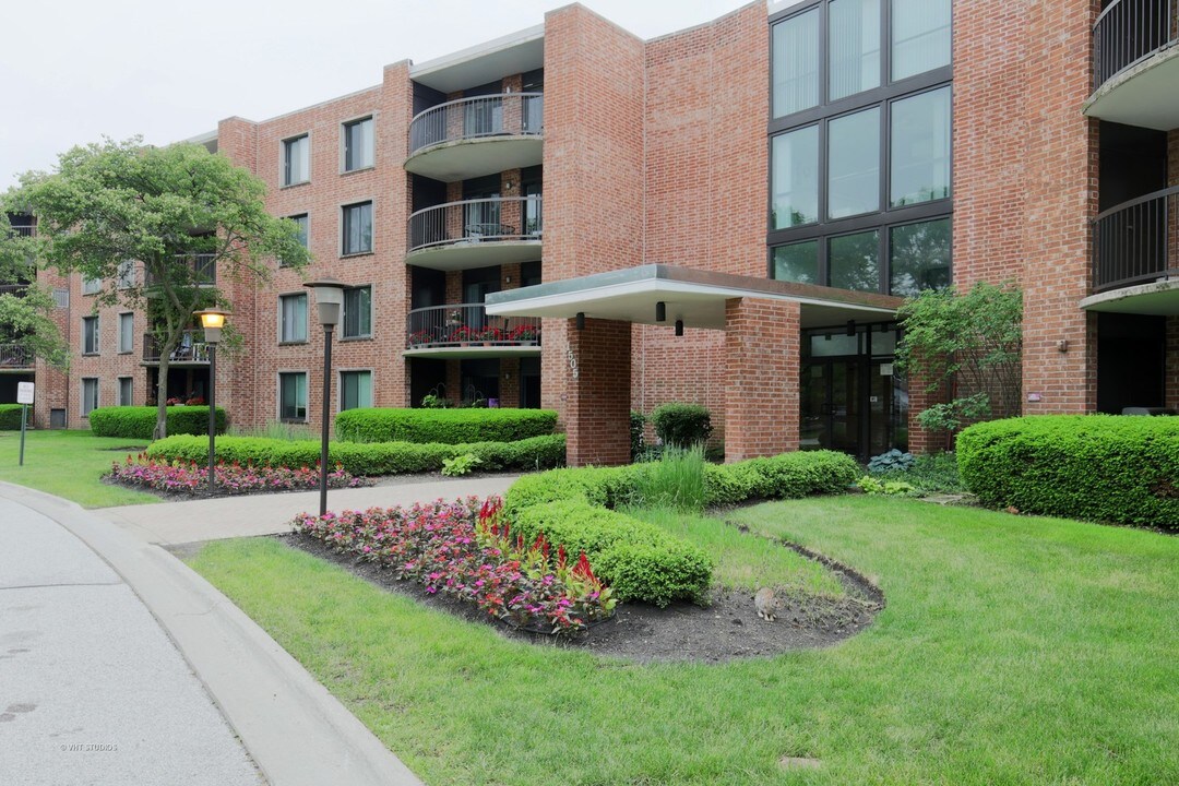 1505 E Central Rd in Arlington Heights, IL - Building Photo