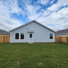 2203 Cyclone Dr in Lockhart, TX - Foto de edificio - Building Photo