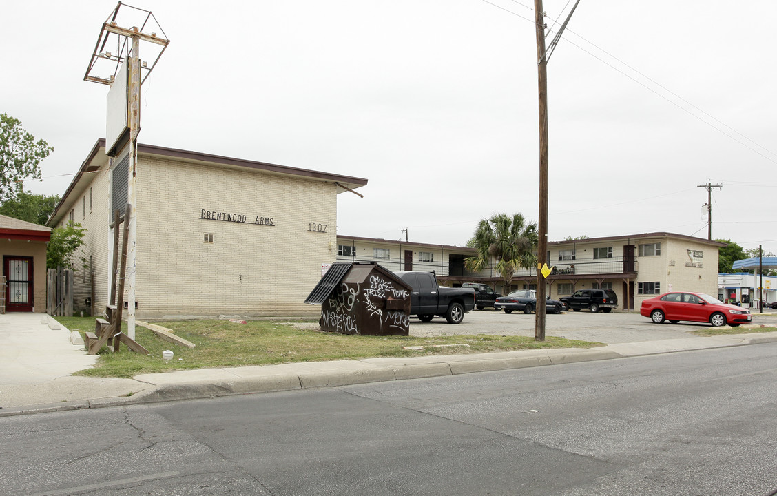 Brentwood Arms Apartments in San Antonio, TX - Foto de edificio