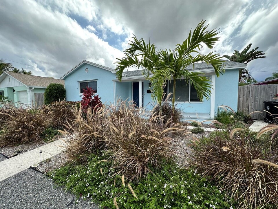 1305 N J Ter in Lake Worth Beach, FL - Building Photo