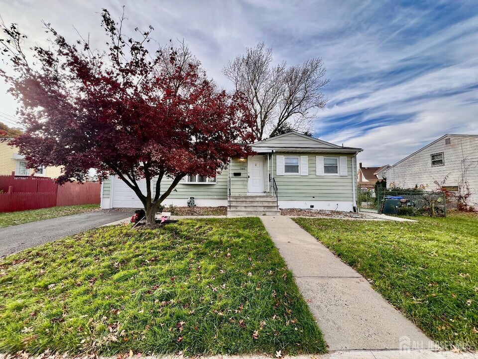 340 Old Post Rd in Edison, NJ - Building Photo