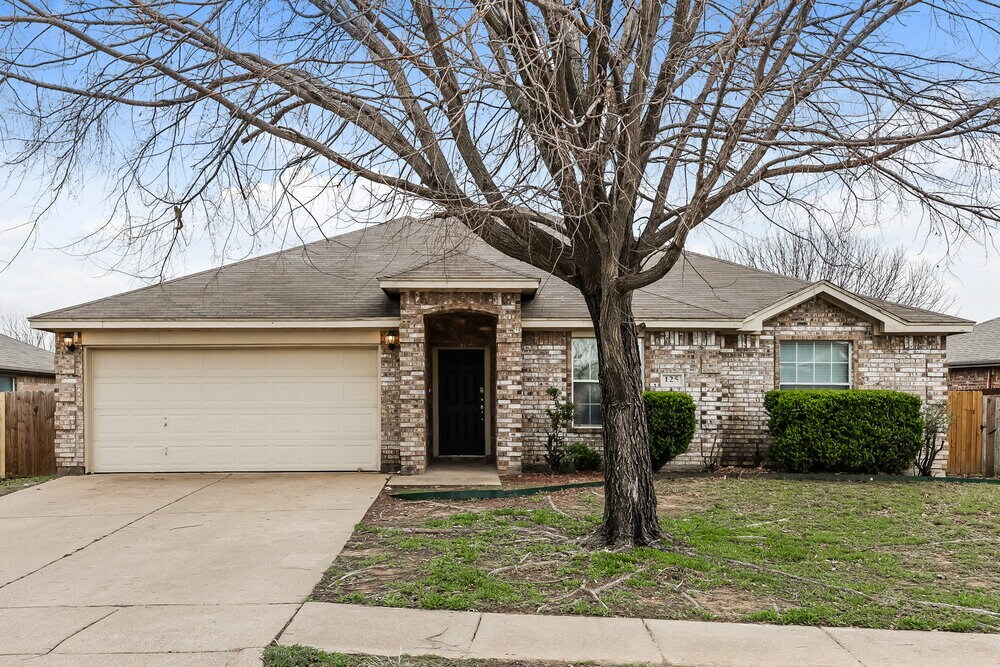 125 Adams Dr in Crowley, TX - Building Photo