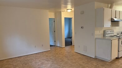 3933 E 8th Ave, Unit Unit # 3 in Anchorage, AK - Building Photo - Building Photo