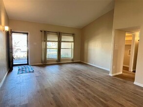 409 W Springdale Ln in Grand Prairie, TX - Foto de edificio - Building Photo
