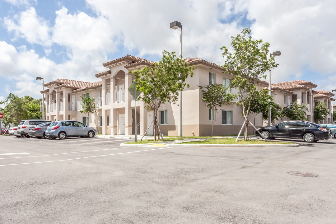 Palm West Apartments in Hialeah, FL - Foto de edificio