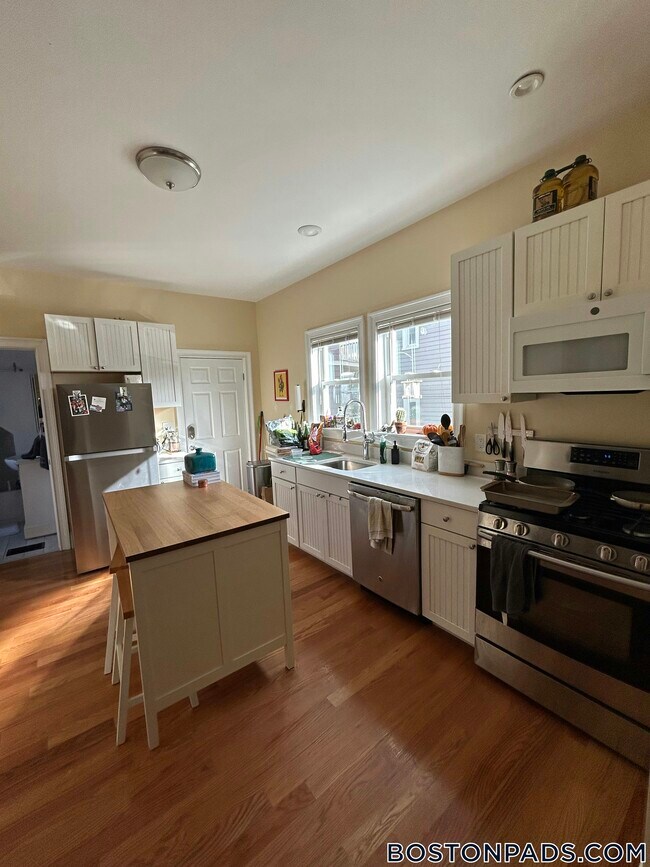 8 Claremon St, Unit 1 in Somerville, MA - Building Photo - Building Photo