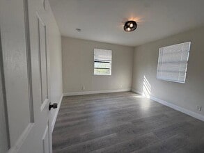 904 4th St in West Palm Beach, FL - Foto de edificio - Building Photo