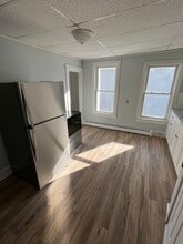 86 Hampshire St, Unit 1 in Auburn, ME - Foto de edificio - Building Photo