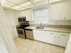 7340 SW 82nd St in Miami, FL - Building Photo - Building Photo