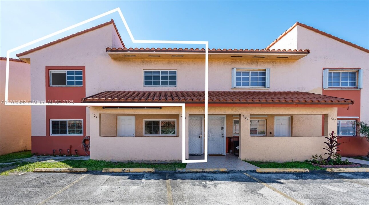 7787 W 29th Ln in Hialeah, FL - Foto de edificio