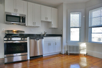 141 Brown St, Unit 2 in Waltham, MA - Building Photo - Building Photo