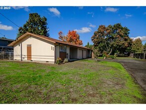 625 E Elmore St in Lebanon, OR - Building Photo - Building Photo