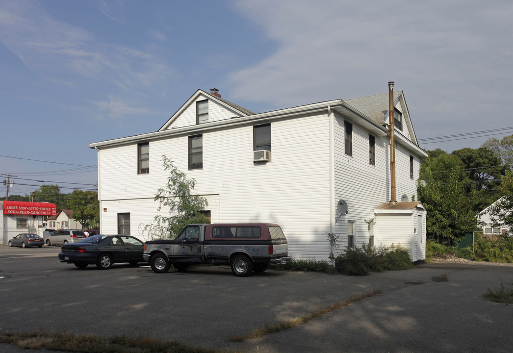 120 Mastic Rd in Mastic Beach, NY - Building Photo