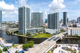 68 SE 6th St, Unit 2010 in Miami, FL - Building Photo - Building Photo