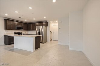 703 Omaggio Pl in Henderson, NV - Building Photo - Building Photo
