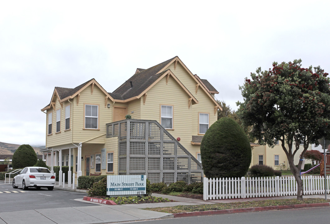 Main Street Park in Half Moon Bay, CA - Foto de edificio