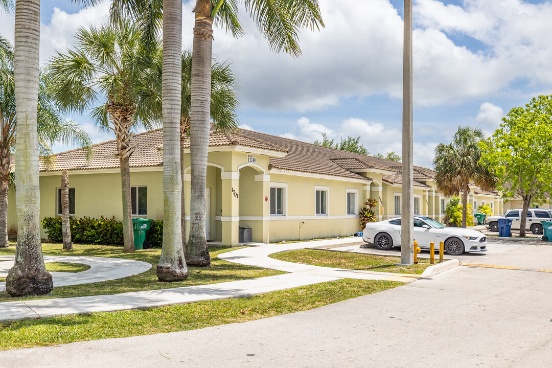 Old Biscayne Villas in Homestead, FL - Building Photo