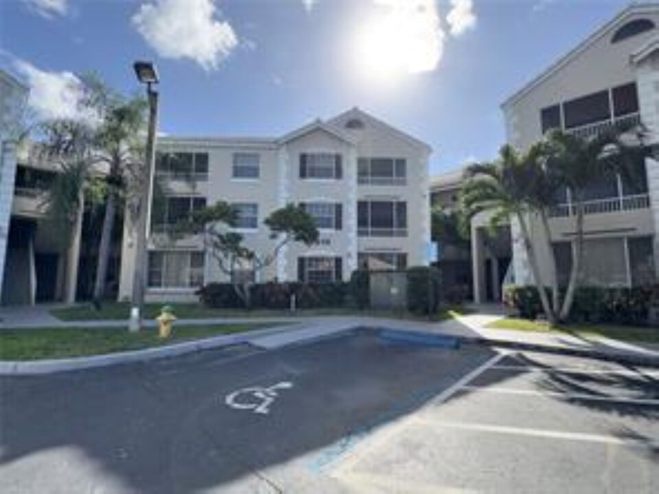 2810 N Oakland Forest Dr, Unit 106 in Oakland Park, FL - Building Photo