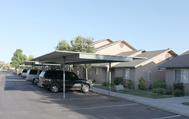 Villa De Guadalupe in Orosi, CA - Foto de edificio - Building Photo